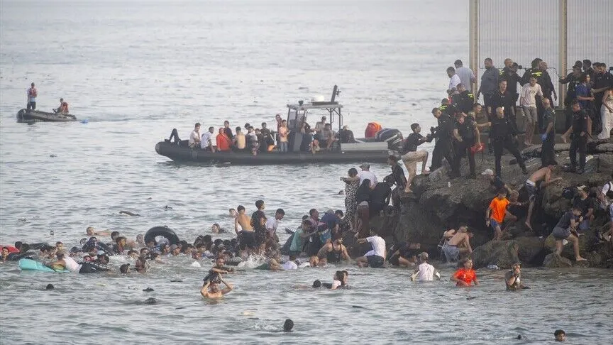 Binlerce düzensiz göçmen Fas’tan İspanya’nın Kuzey Afrika’daki toprağı Ceuta’ya yüzdü