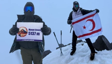 Kıbrıslı Türk iki genç Ağrı Dağı’nın zirvesinde bayrak dalgalandırdı: Bu başarı 20 Temmuz için