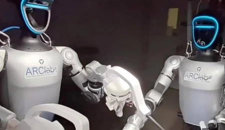 Tarihte ilk kez insansı robotlar canlı hayvanlar üzerinde ameliyat gerçekleştirdi