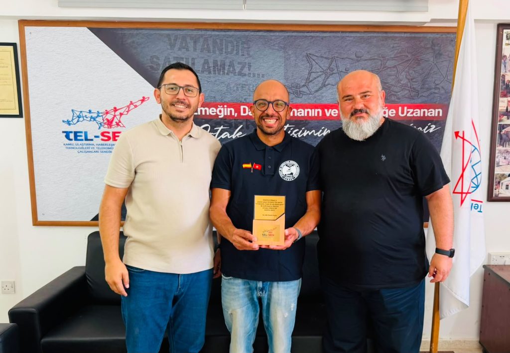 Tel-Sen, Cebelitarık’ı geçen ilk Kıbrıslı yüzücü İlker’e plaket verdi
