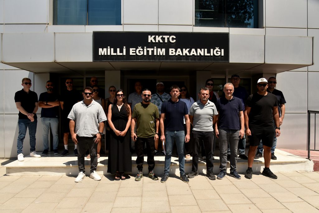 KTOEÖS, Teknik Kurul Toplantısı öncesinde Bakanlık önünde açıklama yaptı
