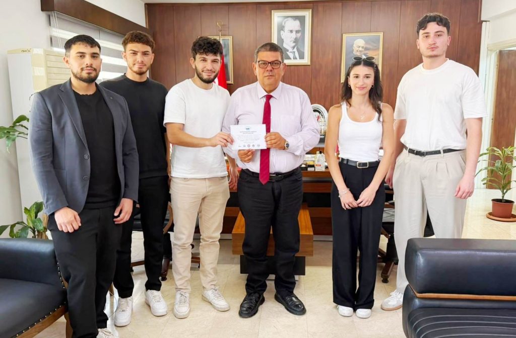 Maliye Bakanı Berova, Üniversite Öğrencileri Derneği’ni kabul etti