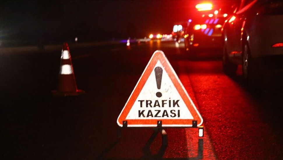 Alkollü sürücü evin bahçe ve garaj kapıları ile ev sahibinin aracına çarptı