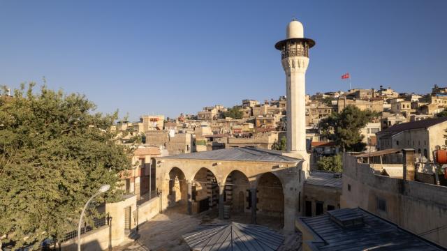 Macaristan’ın Szolnok kenti yakınlarında savaş uçağı düştü