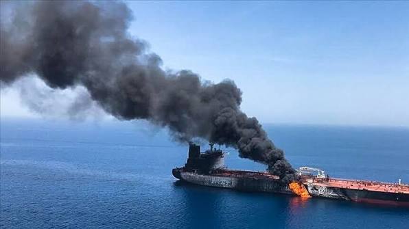 İngiltere Deniz Ticaret Operasyonları: “Suudi Arabistan açıklarında bir tanker gemisi vuruldu”