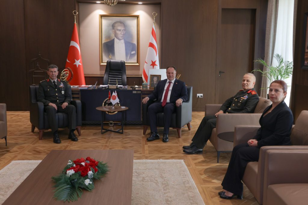 Meclis Başkanı Öztürkler KTBK ve GKK komutanlarını kabul etti
