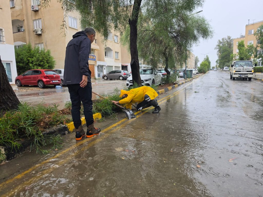 LTB: “Lefkoşa bölgesinde 17 devrilen ağaç, 2 kanalizasyon taşması ve 1 elektrik direği devrilmesi …”