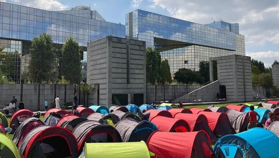 Fransa’nın başkenti Paris’te yaklaşık 500 evsizin kaldığı kamp alanı tahliye edildi