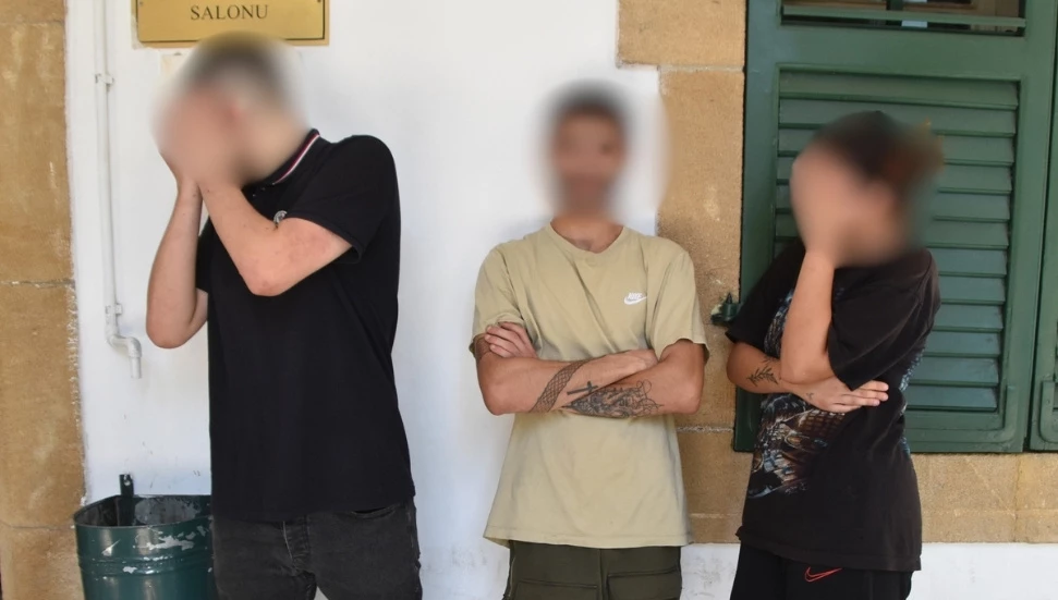 İnternetten aldıkları uyuşturucuyla yakalandılar