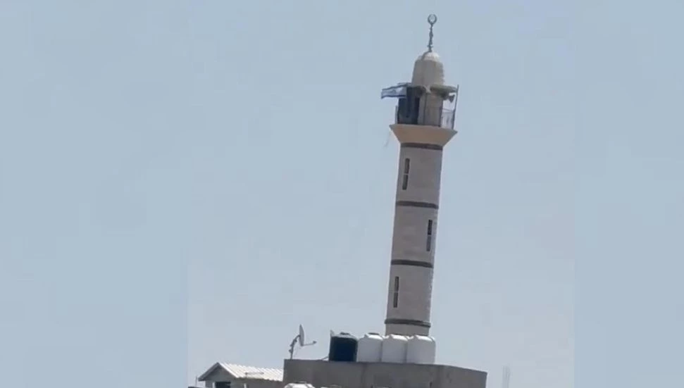 İsrail ordusu, Batı Şeria’da bir caminin minaresine İsrail bayrağı çekti