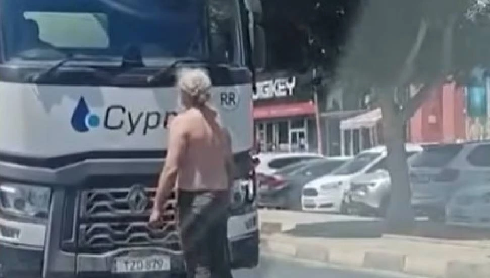 Gazimağusa’da sokak ortasında kendini bıçakladı, çevreye rahatsızlık verdi