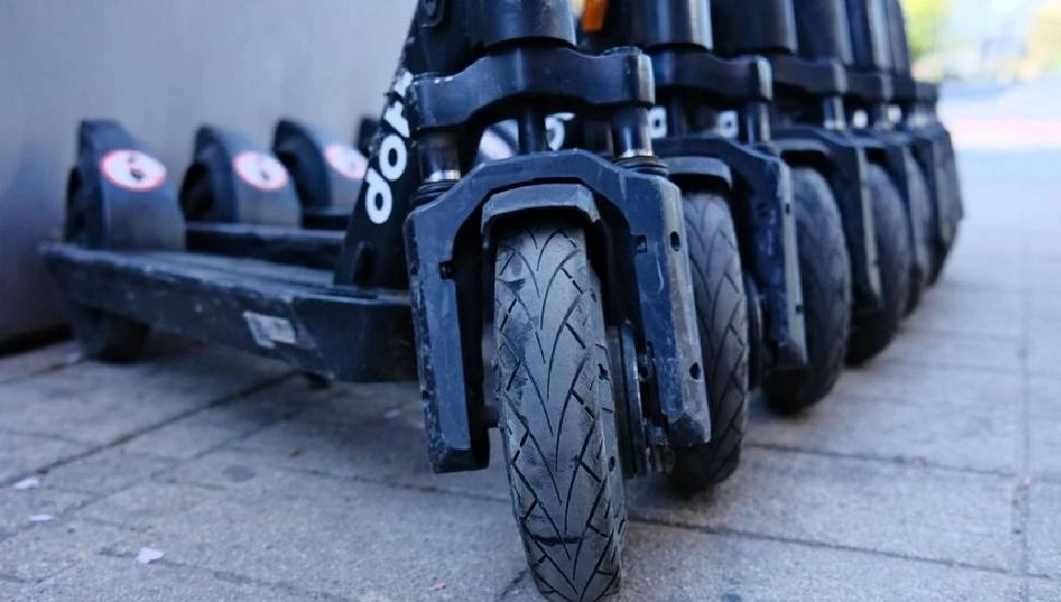 Elektrikli scooter kullanımında yeni dönem: Kurallar güncellendi, 50 km üzerindeki yollarda kullanmak yasak