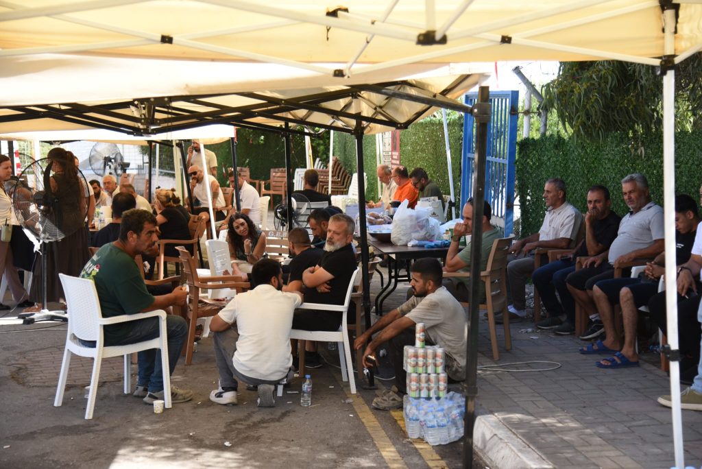 Arama-kurtarma çalışmaları devam ederken, kayıp yakınlarının Girne Limanı’ndaki bekleyişi sürüyor