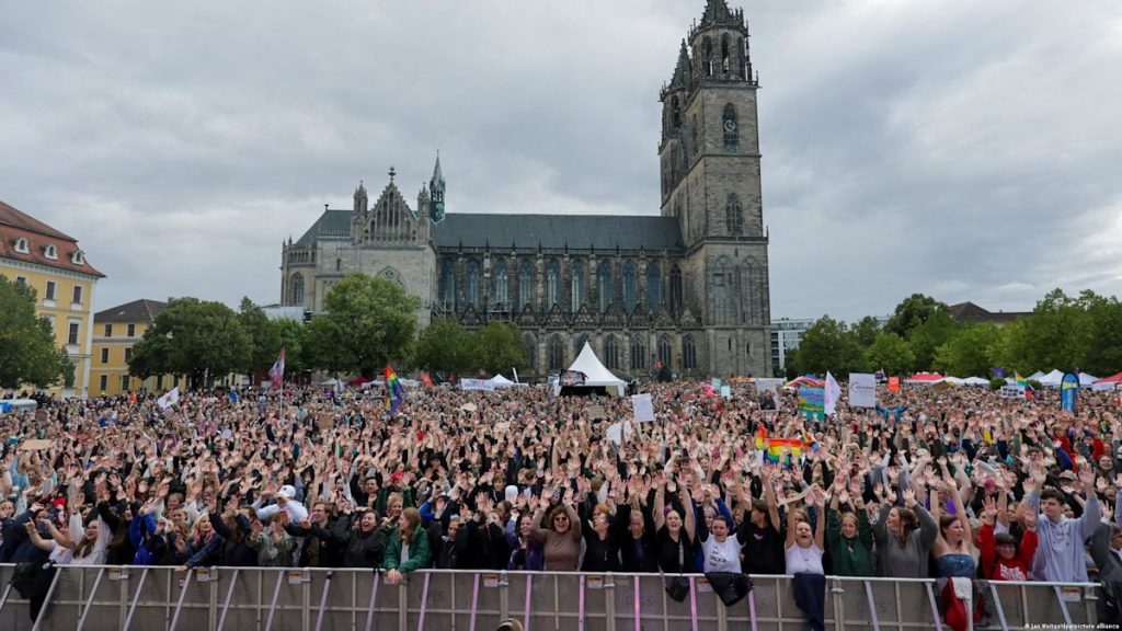 Almanya’da aşırı sağcı AfD karşıtı protesto: Binlerce kişi sokakta