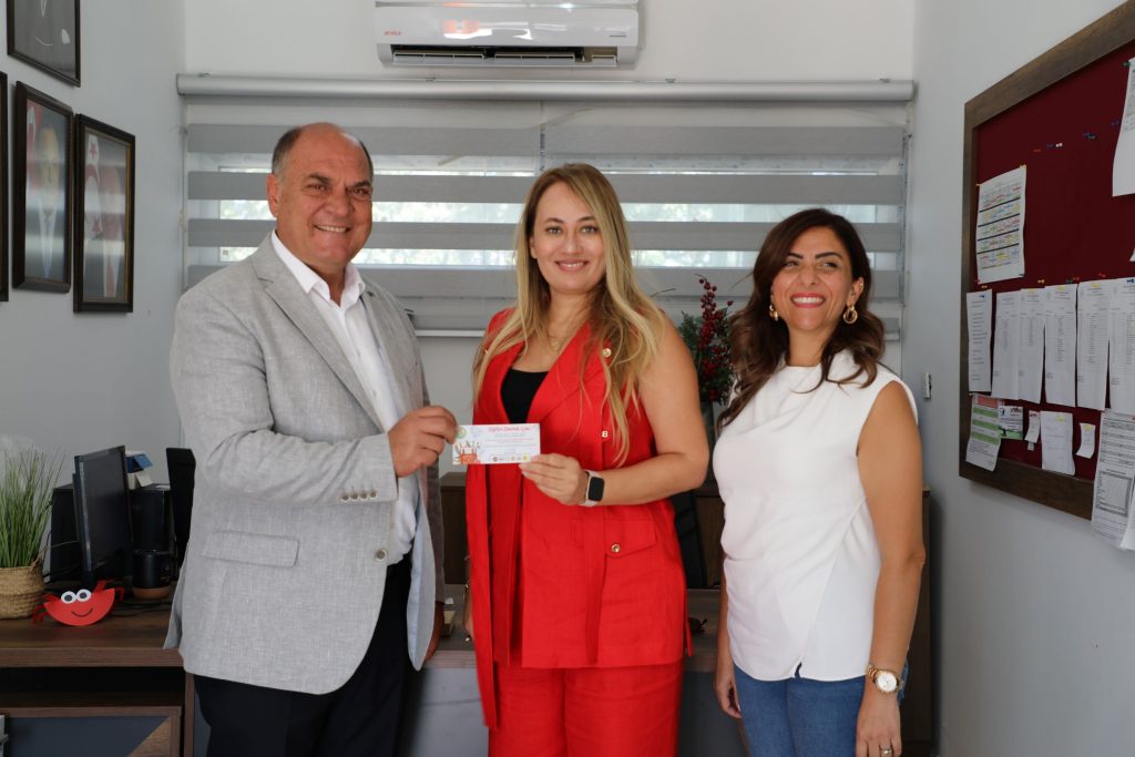Karavezirler, anaokulu ve ilkokul öğrencileri için hazırlanan eğitim çeklerini müdürlere teslim etti
