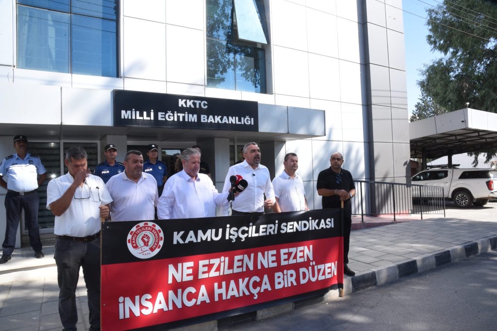 Kamu-İş, Milli Eğitim Bakanlığı önünde eylem yaptı