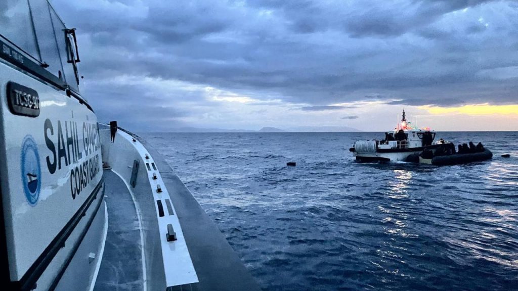 Türkiye İçişleri Bakanlığı: “43 göçmen kaçakçısı tutuklandı, 131 araç ile 20 bota el konuldu”