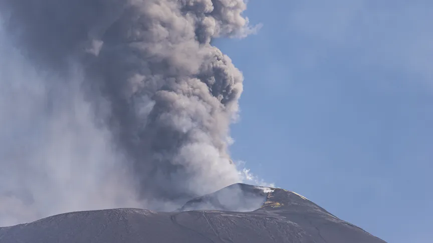 İtalya’da Etna Yanardağı’nın kül püskürtmesi hava ulaşımında aksaklıklara yol açtı
