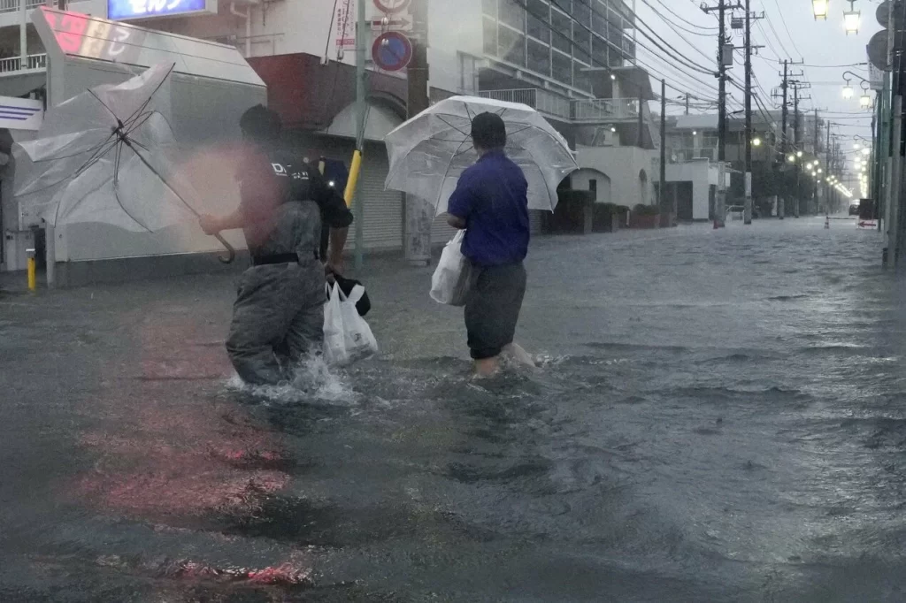 Japonya’da etkili olan Dujuan Tayfunu nedeniyle 2 kişi hayatını kaybetti