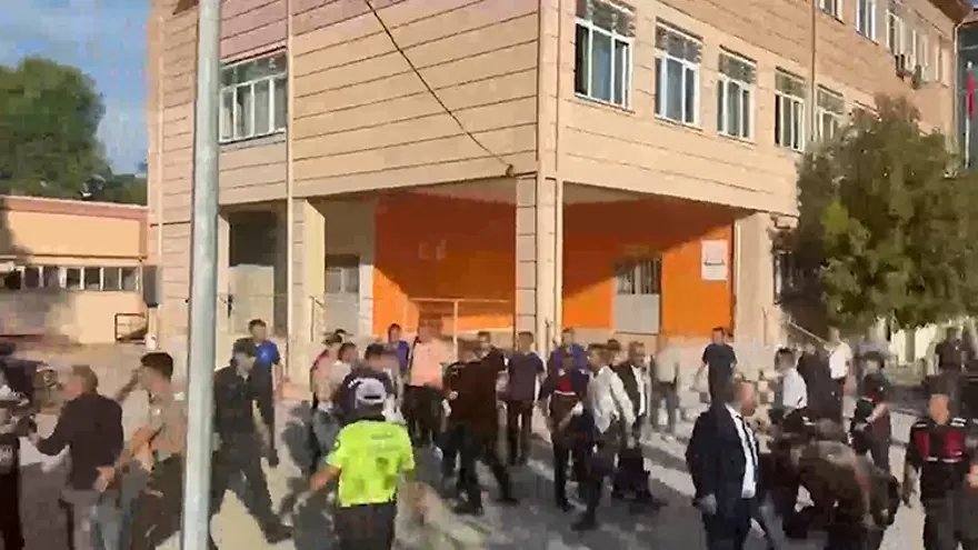 Manisa Turgutlu’da lisenin önünde silahlı saldırı: Yaralılar var