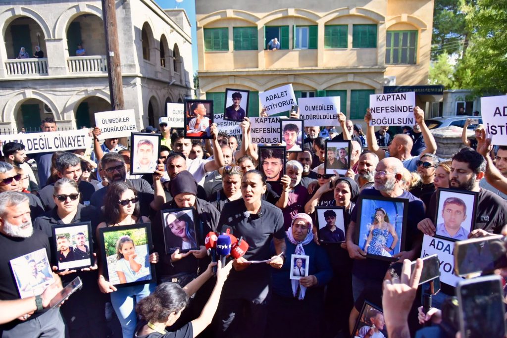 Aileler, Girne Mahkemesi önünde…“Kayıplarımızı bulun, bütün sorumluları ortaya çıkarın”