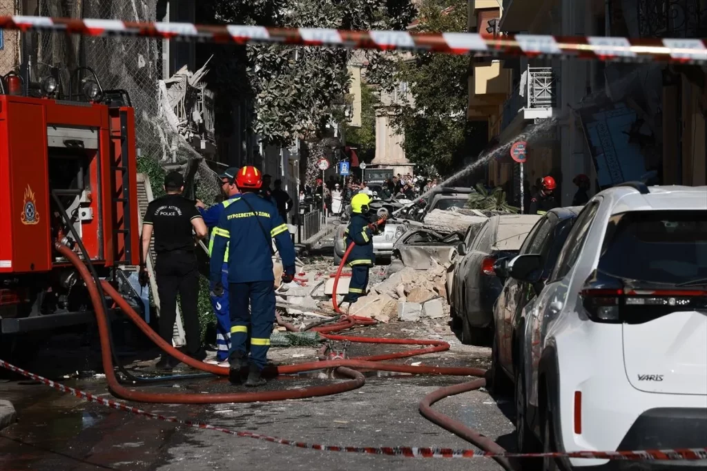 Atina’da dün yıkılan binada 1 kişinin cesedine ulaşıldı