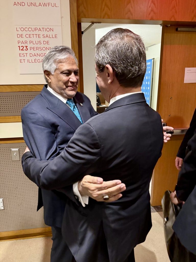 Ertuğruloğlu, Pakistan Dışişleri Bakanı Mohammad Ishaq Dar’la görüştü
