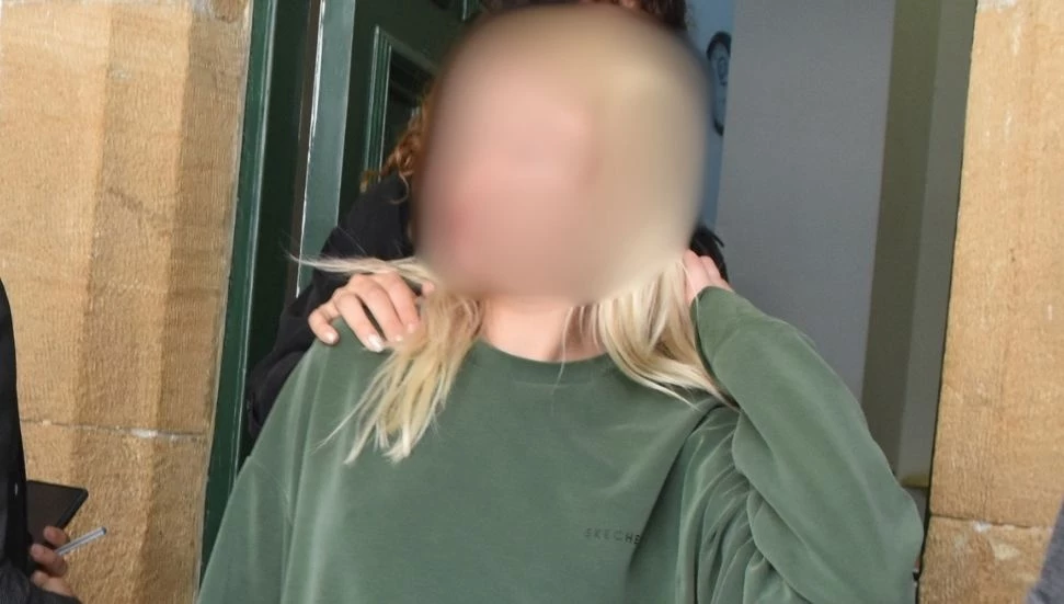 Polis aracına tekme atarak 10 bin TL’lik hasara neden olmakla itham edilen zanlı teminatla serbest