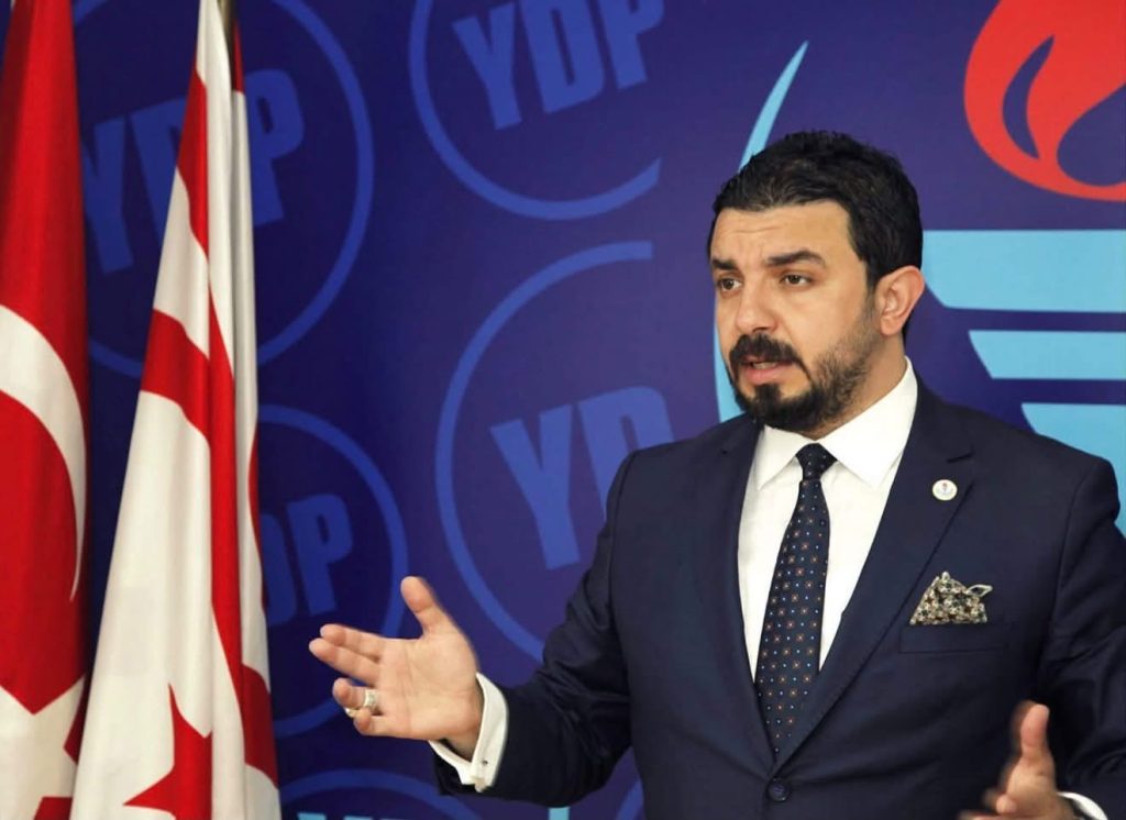 Zaroğlu, “YDP’yi üçüncü parti olarak değerlendirdiği gerekçesiyle” Akansoy’a teşekkür etti