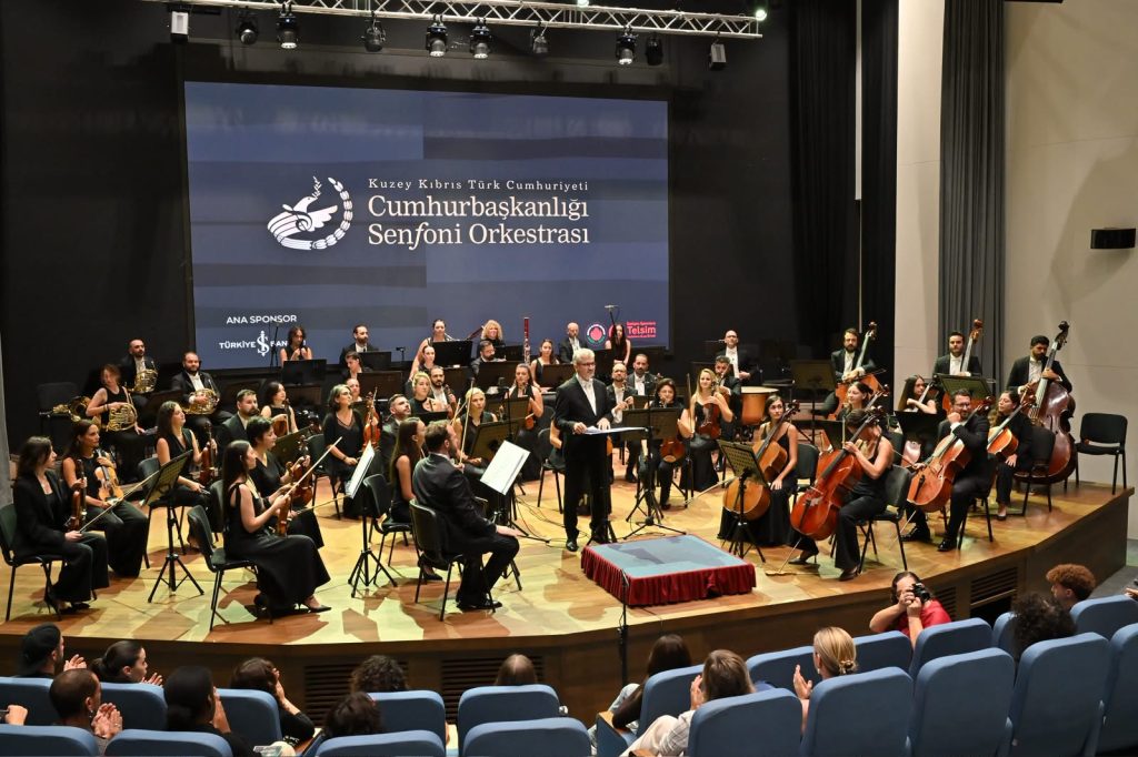 Erhürman, Cumhurbaşkanlığı Senfoni Orkestrası’nın yeni sezon açılış konserine katıldı