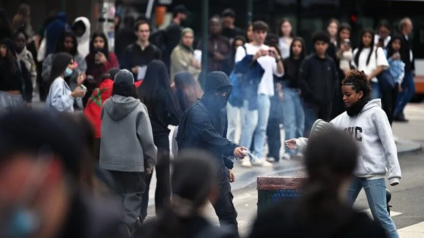 Belçika’da eğitim reformlarını protesto eden öğrenciler, Brüksel’de okulun girişini kapattı