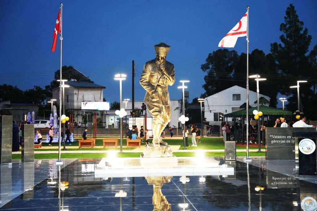 Vadili Atatürk büstü ve çok amaçlı açık hava spor merkezinin açılışı yapıldı