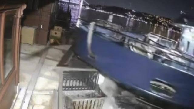 Üsküdar’da yolcu vapuru tarihi yalıya çarptı