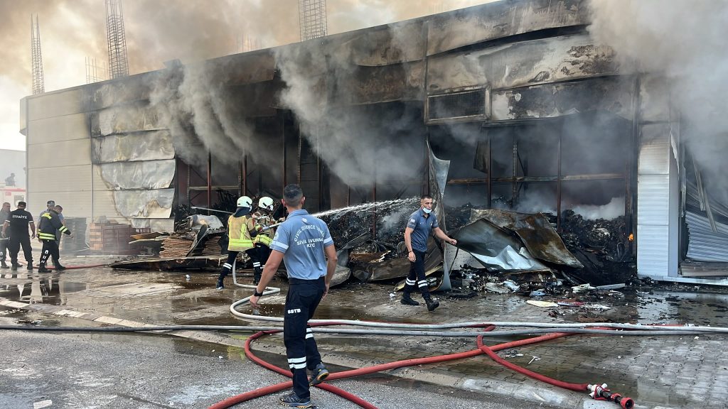 Alayköy Sanayi Bölgesi’nde yangın…İlk belirlemelere göre 600 metrekarelik alandaki elektrik malzemeleri küle döndü