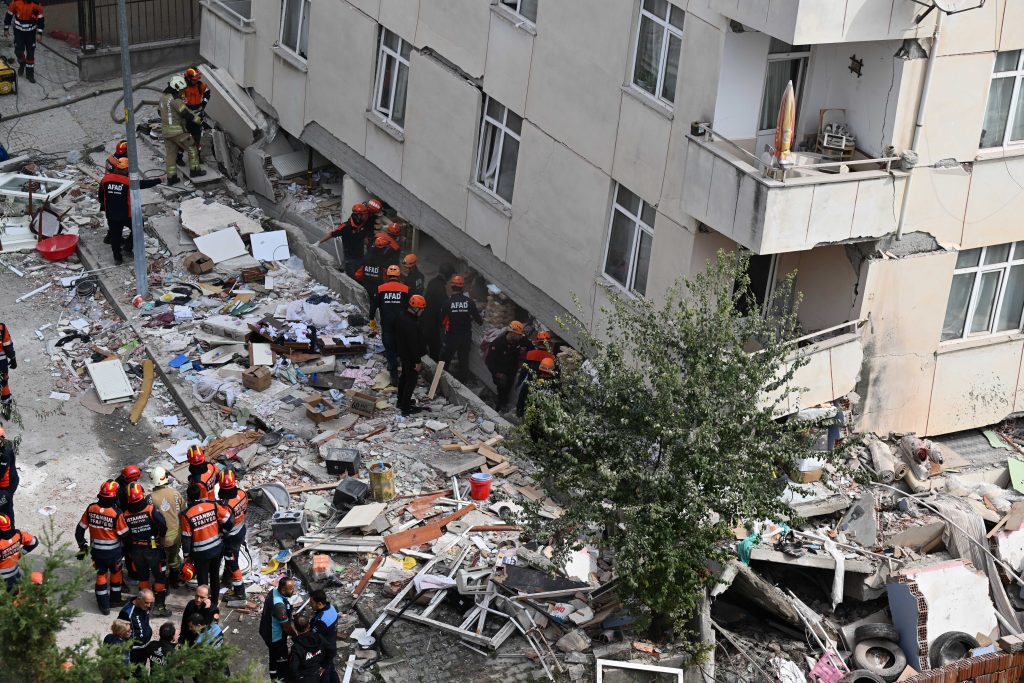 İstanbul Valisi Gül, Maltepe’de kısmi çökme yaşanan binadaki kurtarma çalışmalarını inceledi