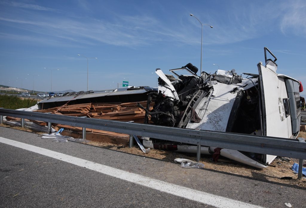 Manisa’da çekici ile tur otobüsü çarpıştı… 11 ölü, 27 yaralı