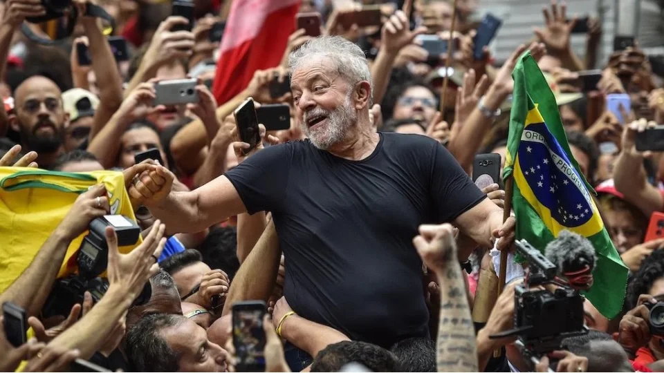 Brezilya’da binlerce kişi Devlet Başkanı Lula da Silva’ya destek mitinginde buluştu