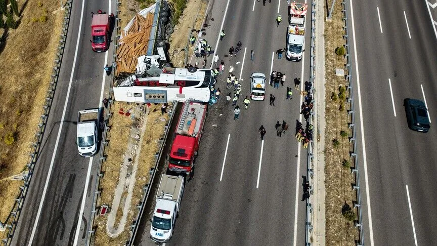 Manisa’da çekicinin tur otobüsüne çarpması sonucu 11 kişi öldü, 27 kişi yaralandı