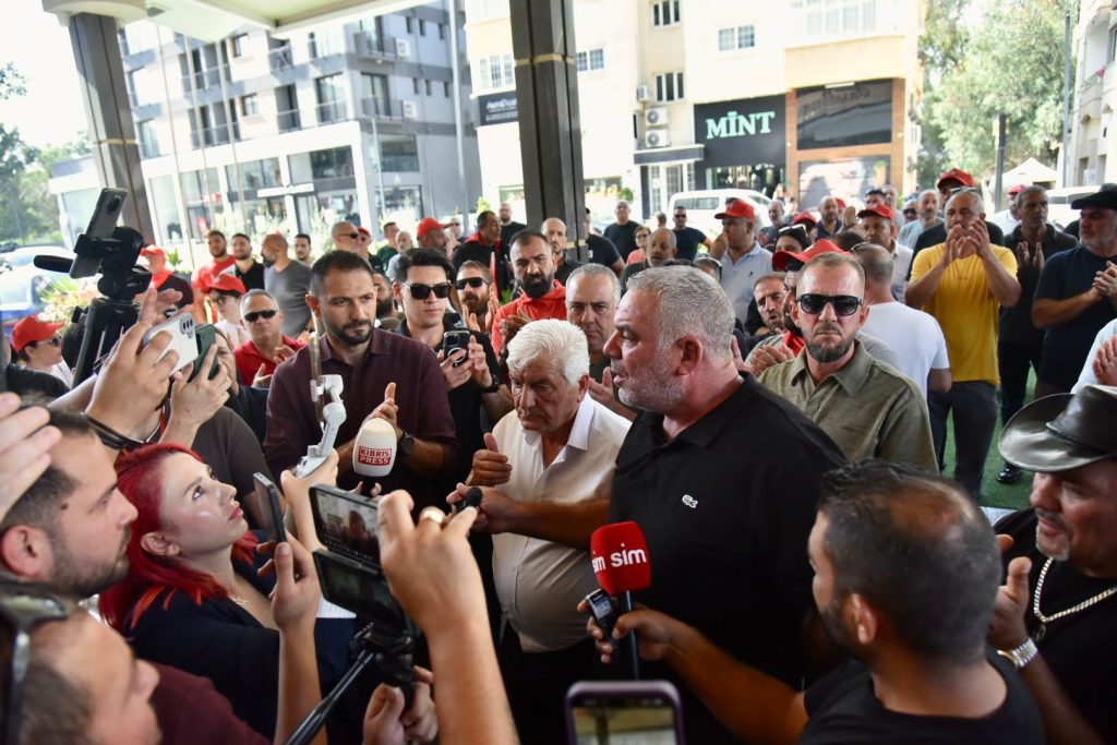 El-Sen ve El-Sen’e destek veren sendikalar hükümeti protesto etti