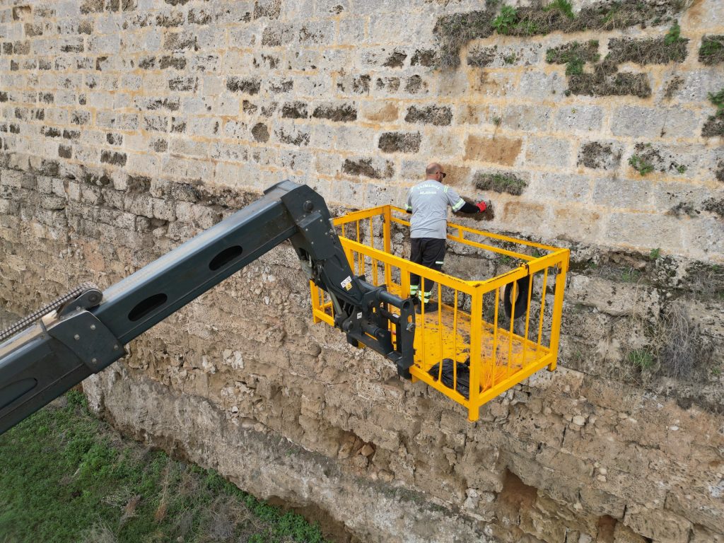Gazimağusa’nın sur duvarlarında ve tarihi binalarında ot temizliği