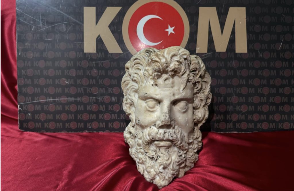 İzmir’de Zeus heykel başı ele geçirildi: Üç gözaltı