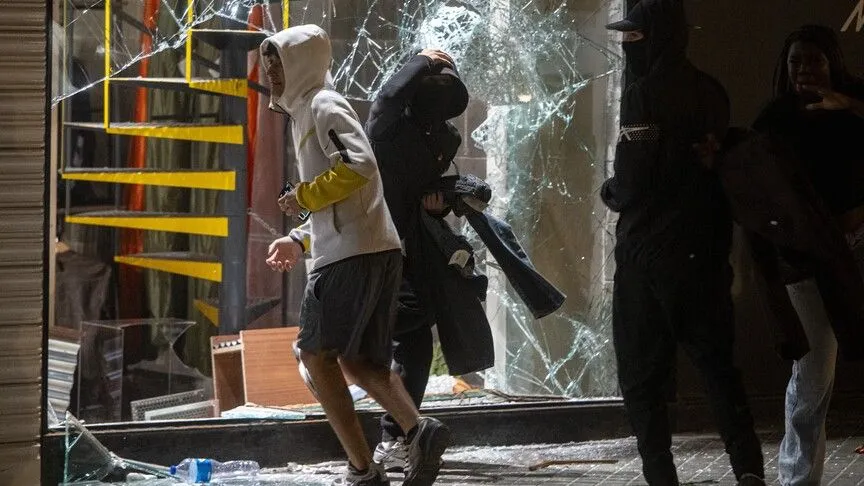 Barselona’da şiddet olaylarının yaşandığı protestolara polis müdahale etti