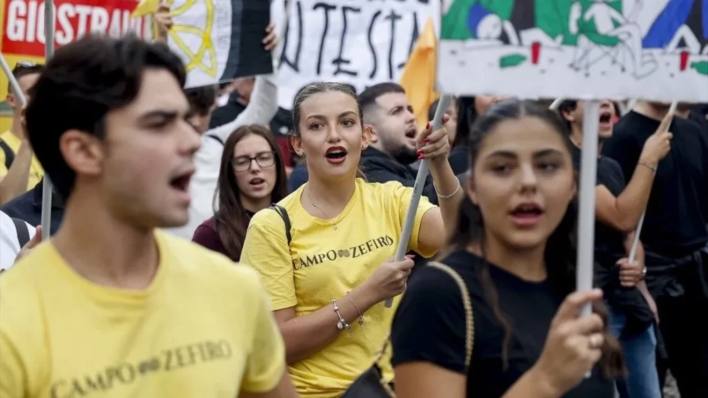 İtalya’da hükümeti protesto edenlerle polis engeli