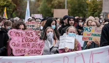 Fransa’da 1 ayın geride kaldığı lise eylemlerinde öğrencilerin pankartları öne çıktı