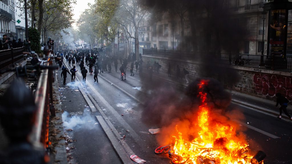 Fransa’da protestolar: Macron’dan sükunet çağrısı