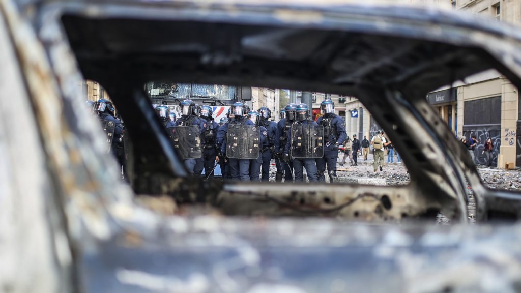 Fransa’da hayat pahalılığı protestoları: İçişleri Bakan istifa etti, Macron reddetti