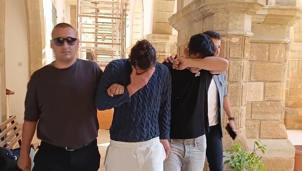 Lefkoşa’da seyyar büfenin kilidini kırıp yiyecek ve içecek çalmakla itham ediliyorlar